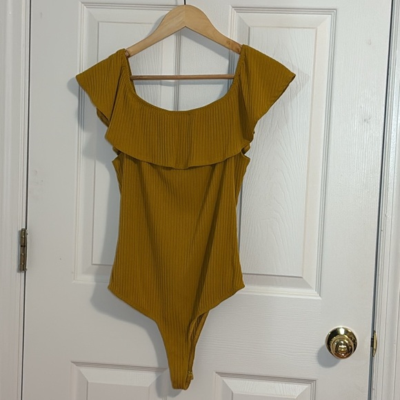 Kendall & Kylie Gold Sleeveless Ruffle Neck Bodysuit, Large - Picture 6 of 8
